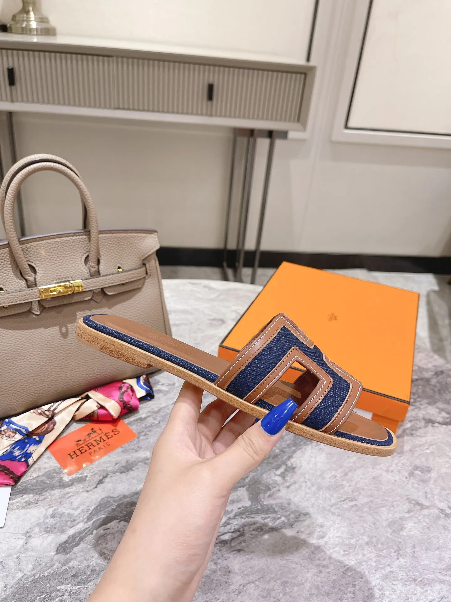 👟👟Ex-factory price 400👟👟 Genuine leather sole +50 New model for early spring, (high-end splicing and oil edge technology) newly revised version (Hermès), upgraded packaging, upgraded version and workmanship materials. Hermes®🔴The highest version of handmade shoes on the market✨✨ Top product Hermès slippers🐎 The new high-end fashion is the same as the original version, purely handmade by masters! ❥High-end customization, the highest version in the industry⚠❥Using: Hermers upper: Italian imported cowhide + original custom-grade Australian sheepskin feet + genuine leather outsole (pursuing top walking comfort) Hermes━━━━━ size: 35-40 (34.41.42 custom-made, non-returnable) Genuine leather sole Rubber sole